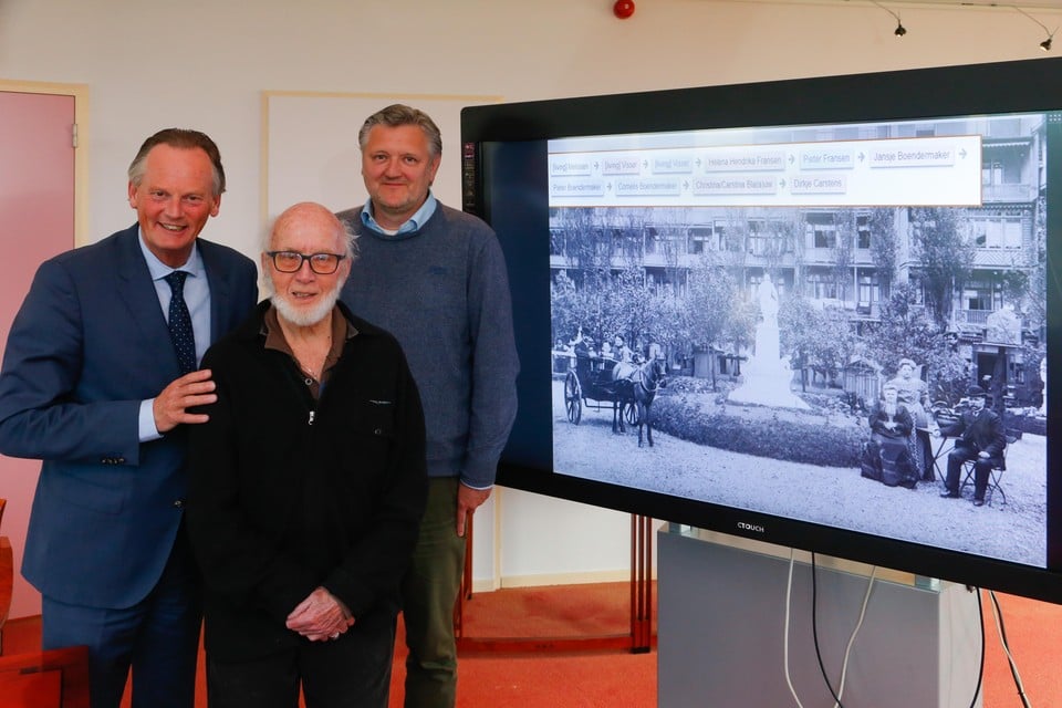 Burgemeester Frank Streng (links) met historicus Peter Swart en nazaat Frans Visser bij de foto waarop onder andere zijn moeder als klein meisje staat.