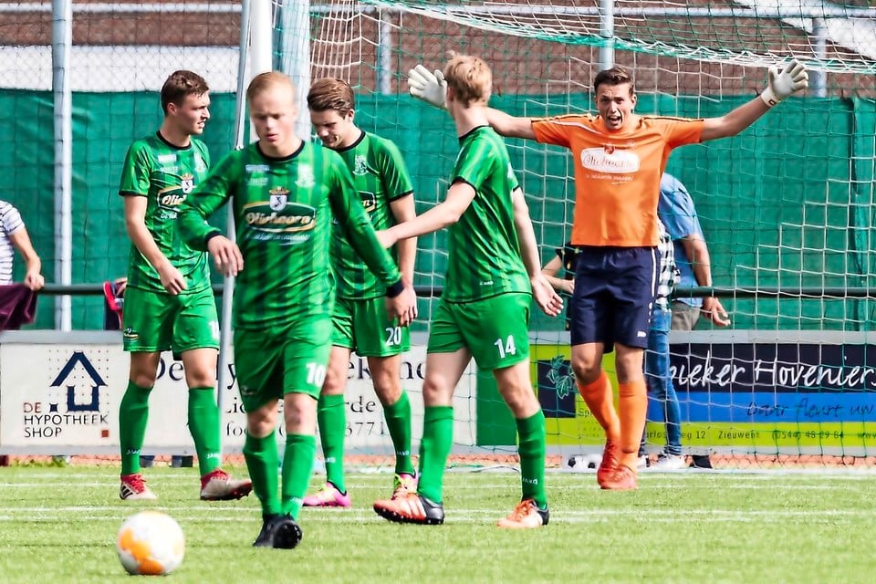 Pieter Mulder (links) in het shirt van Hollandia.