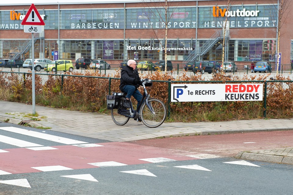 Er is geen fietsverbinding tussen de Cornelis Bruijzeelweg en de winkels in de Stormhoek: het is lopen of over het trottoir fietsen.