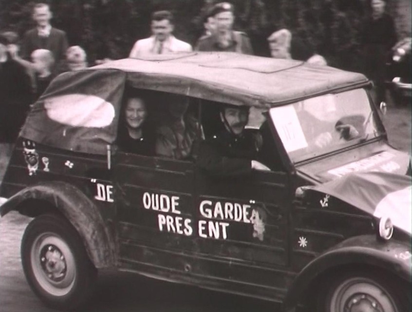 De politiepost Limmen deed eveneens mee aan het evenement. Zij hadden er voor gekozen om zich uit te dossen als Rijksveldwachters uit 1900 en om in een raar autootje te rijden.