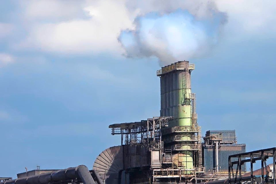 De pelletfabriek van Tata Steel, die jaarlijks duizenden kilo’s lood de lucht in stoot.