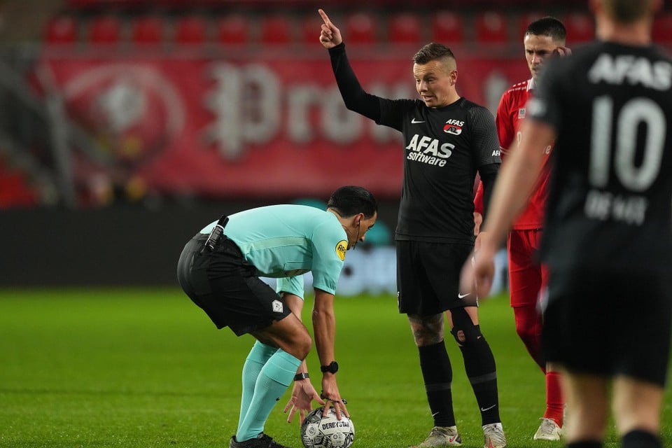Jordy Clasie vertelt scheidsrechter Serdar Gözübüyük tijdens de wedstrijd tegen FC Twente even hoe het zit.