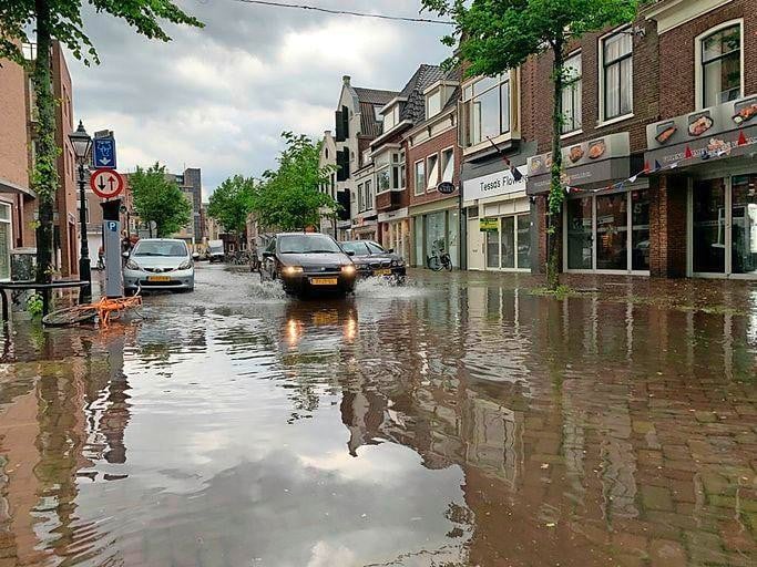 Auto’s ’varen’ door de Gedempte Nieuwesloot in Alkmaar.