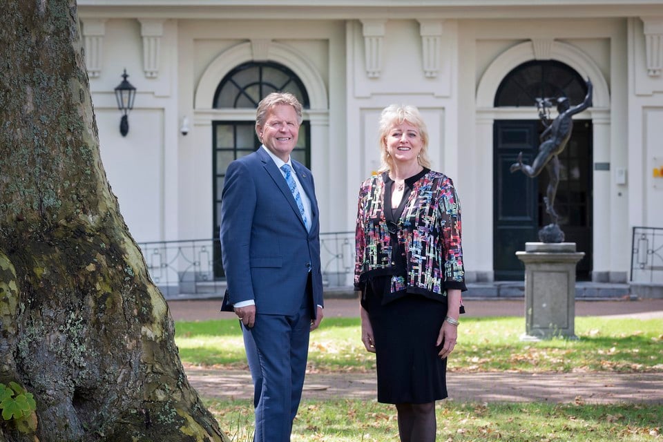 Gedeputeerden Jaap Bond en Joke Geldhof (link naar interview met Geldhof onderin dit artikel) voor het provinciehuis in Haarlem.