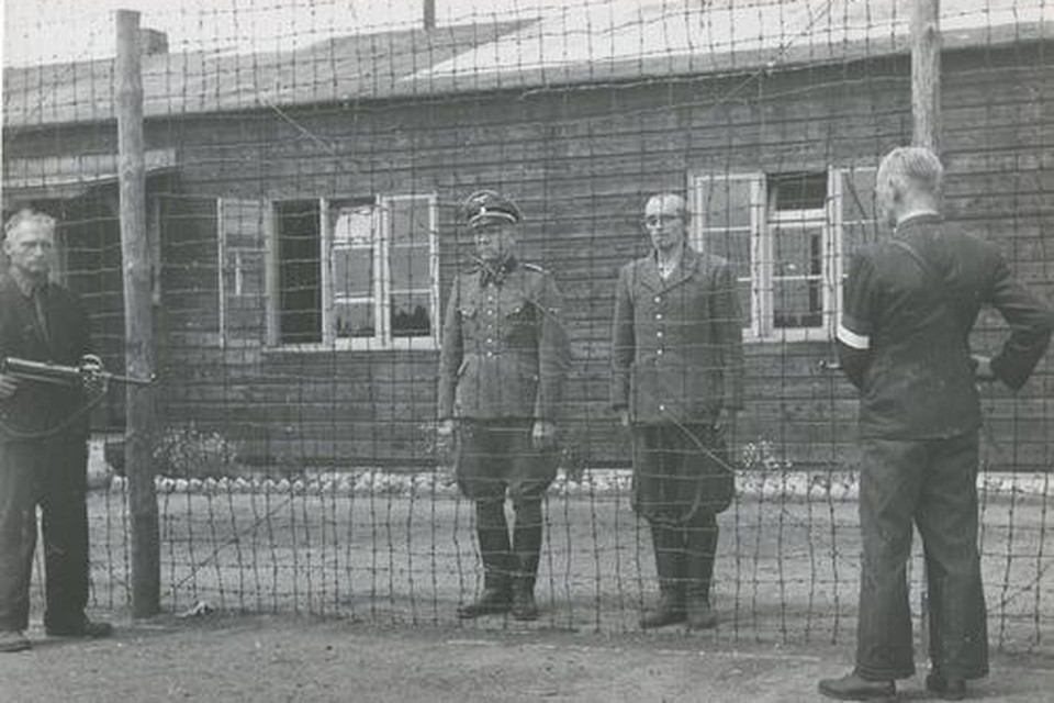 Kampcommandant Karl Peter Berg en kampbeul (Blockführer) Berend Johan Westerveld worden na de bevrijding van het kamp in 1945 zelf achter het prikkeldraad gezet.