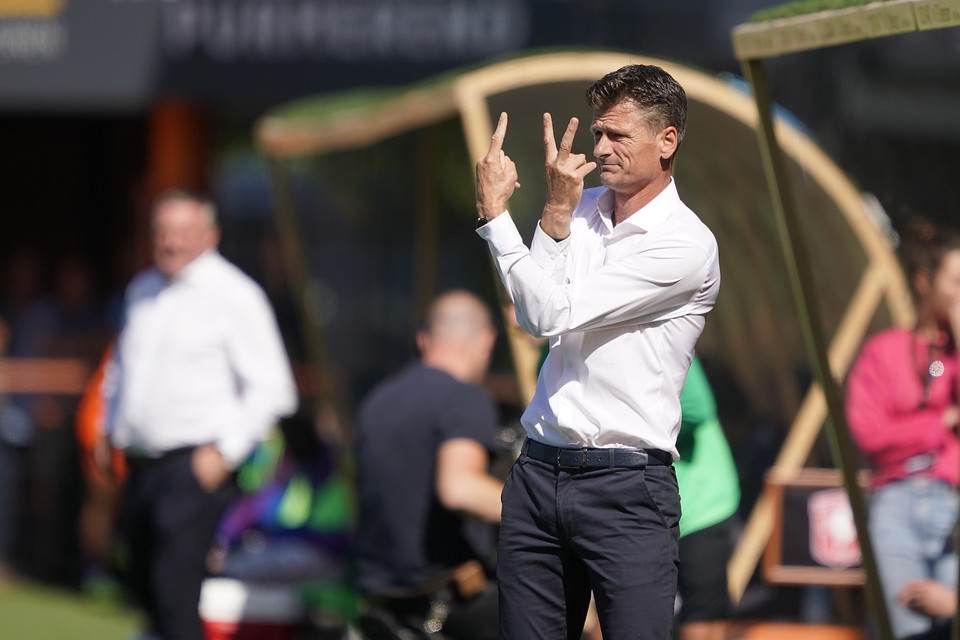 Wim Jonk, druk gebarend tijdens de wedstrijd tegen FC Twente. ,,Je moet net wat sneller denken, schakelen en reageren.’’