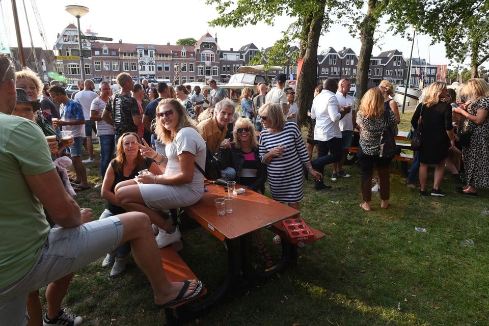 Festivalsfeer op de vrijmibo bij de boten die te koop liggen in de haven van Hoorn.