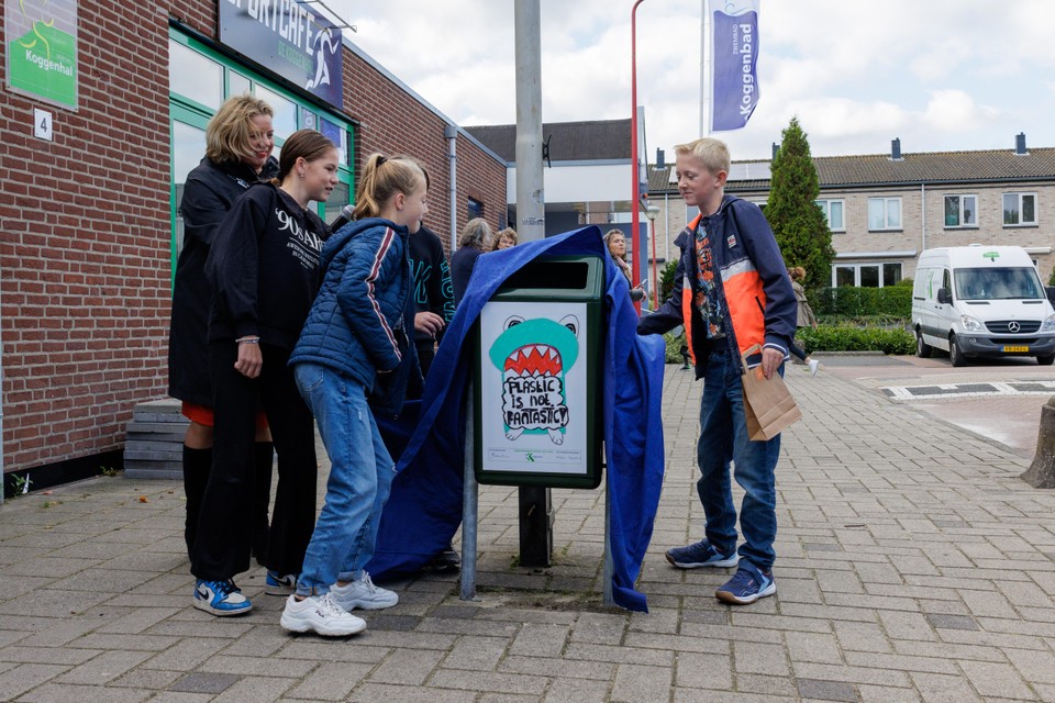 Samen met burgemeester Bonsen onthullen de kinderen ’hun’ afvalbakken.
