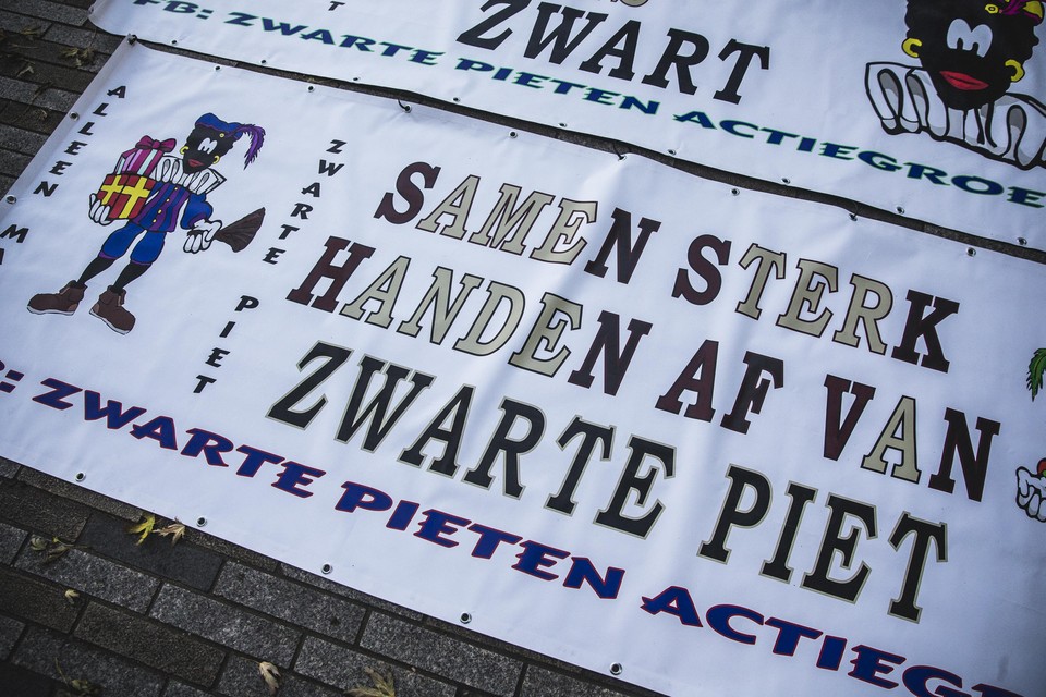 Bord van voorstanders van Zwarte Piet tijdens rechtszaak rond de A7-blokkade in Leeuwarden.