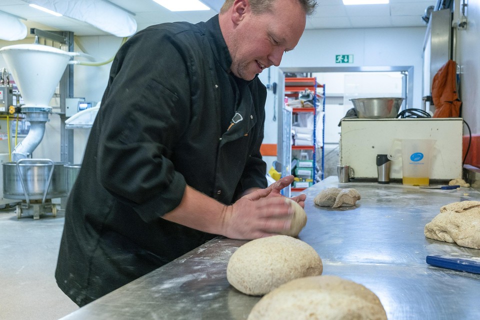 Ed Jonker aan het werk in de bakkerij. ,,Het is één van de leukste beroepen.’’