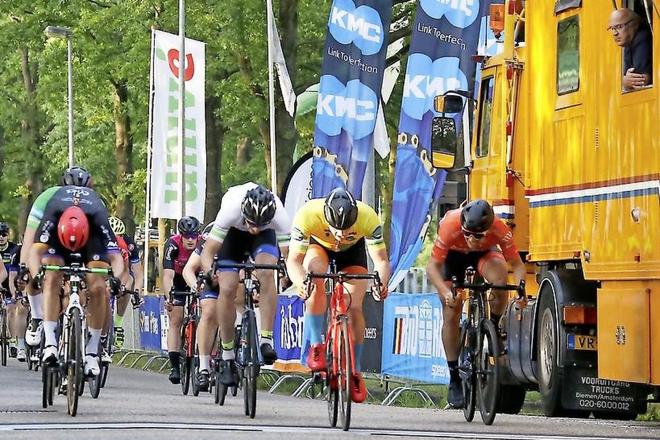 De nieuwe Omloop van de Wieringermeer is onder meer bedoeld als alternatief voor de Meertour. De etappewedstrijd waar Gijsbert Nieuwkoop hier in het geel de sprint wint, stopte na 2019.