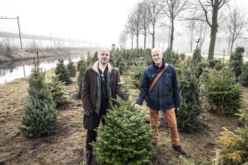 Frank van Schagen en Steven Terwindt in het kerstbomenbos.