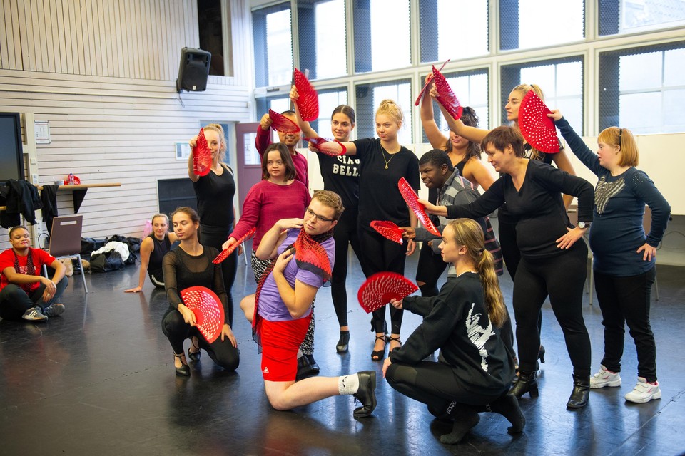 Leerlingdocenten en acteurs oefenen samen een flamenco-act