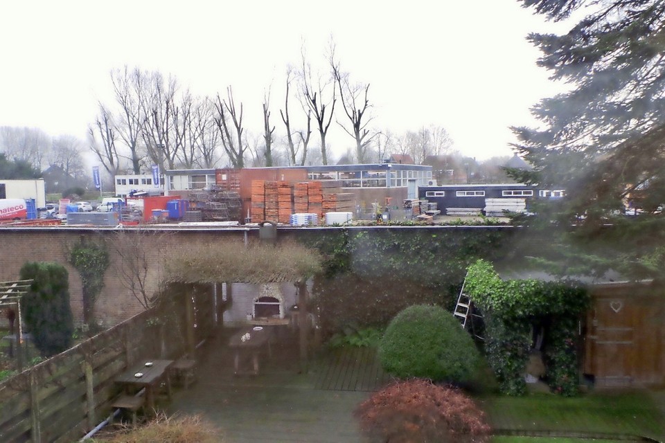 De situatie in Schoorldam gezien vanuit een achtertuin op Park de Rekere in februari 2019: met pal achter de tuinen het bedrijfsterrein van de Materieeldienst van bouwbedrijf De Nijs.