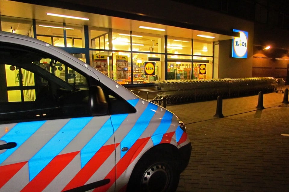 De politie was vrijdagavond zichtbaar aanwezig bij de Lidl op het Geert Grote Plein in Alkmaar. Foto DNP.nu/Richard van der Veen