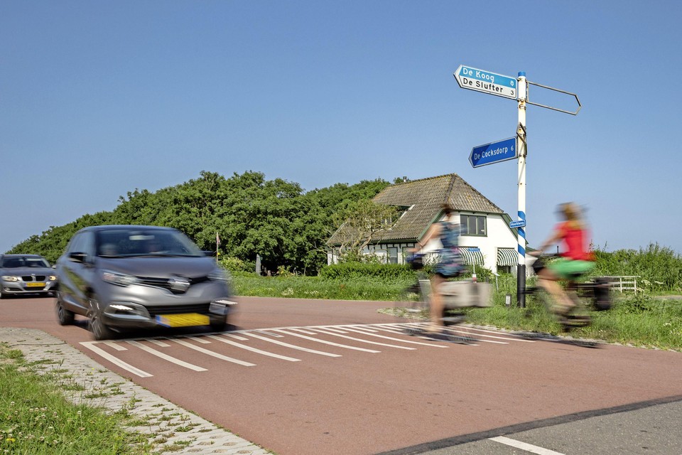 Na de zomer komen er fietsstroken op de Hoofdweg, om de situatie op de polderweg veiliger te maken.