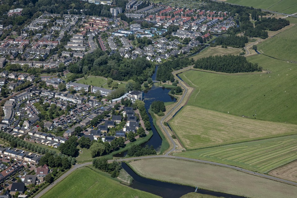 Een luchtfoto van de wijk Albert’s Hoeve, aan de rand van Castricum. Mag het dorp van de provincie aan de randen gaan bouwen?