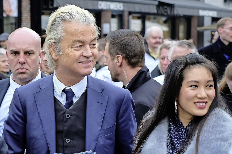 Shirley Soenjoto (rechts) samen met PVV-voorman Geert Wilders tijdens een flyeractie in Purmerend.