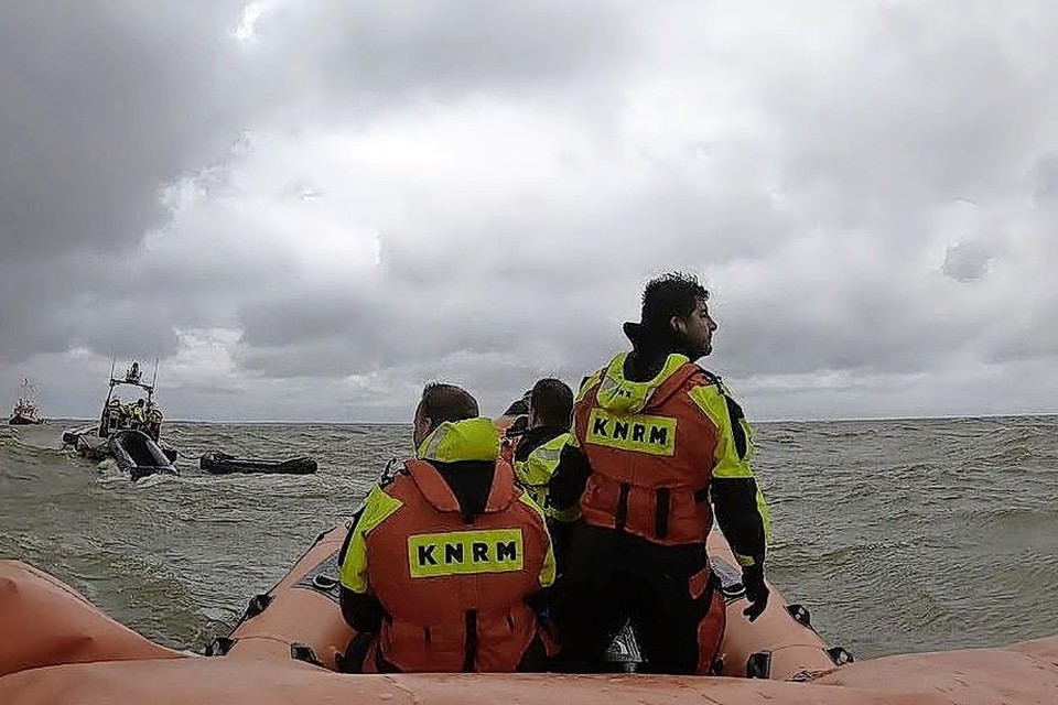 Matrozen van de marine in nood terwijl zich donkere wolken samentrekken boven het IJsselmeer: de stations van Den Oever, Enkhuizen, Medemblik en Andijk komen gezamenlijk in actie.