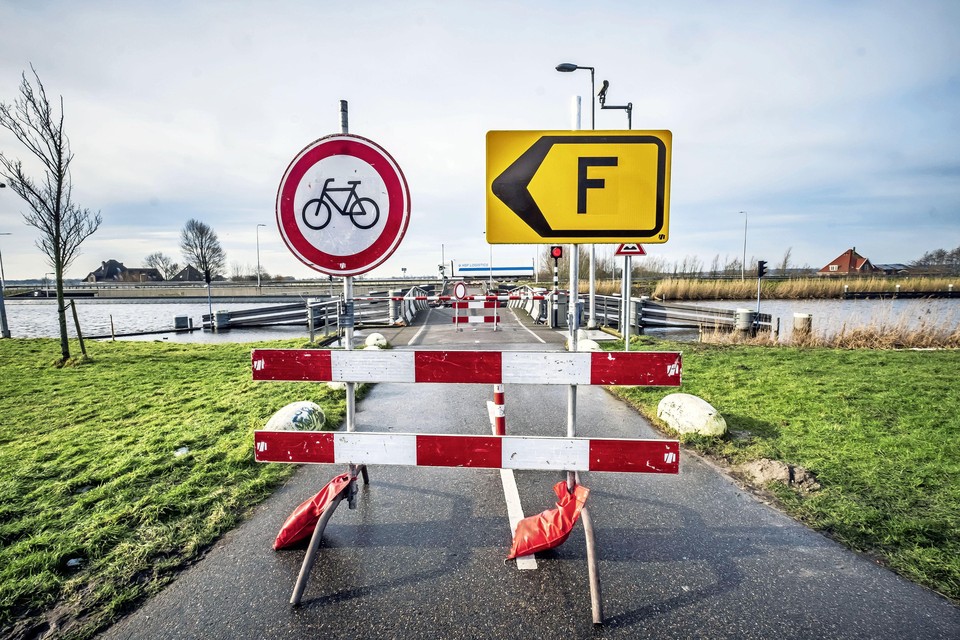 De Rekervlotbrug is voorlopig niet open voor fietsers en voetgangers.