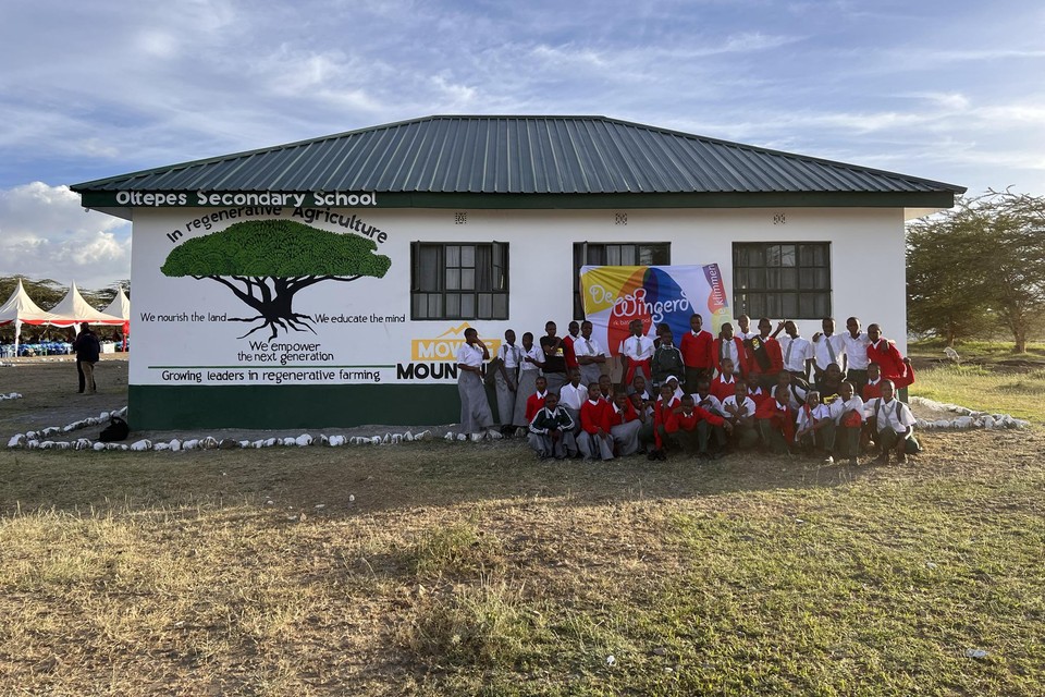 Even poseren met de vlag van De Wingerd bij het eerste deel van Oltepes Secondary School.
