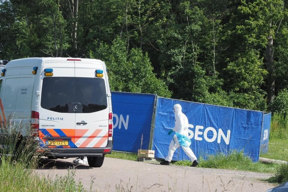 Politieonderzoek in Velsen-Zuid na de lugubere vondst.