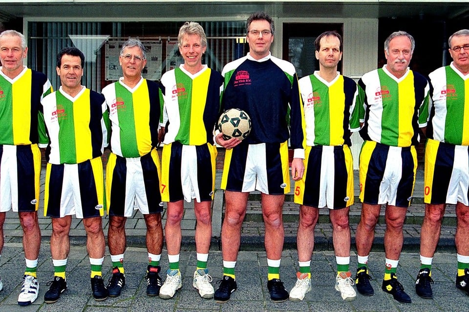 Toen de fusie, in 2001, nog een 1 april grap was. Vlnr Cees Speets (Schagen), Ton van Raay (SRC), Jan Beers (Schagen), Jac Verduin (SRC), Henk vd Oever, Frank Wardenaar (Schagen), Jac Vink (SRC) en Hans van Ketel (Schagen). Scagha veteranen dragen de shirts nog.