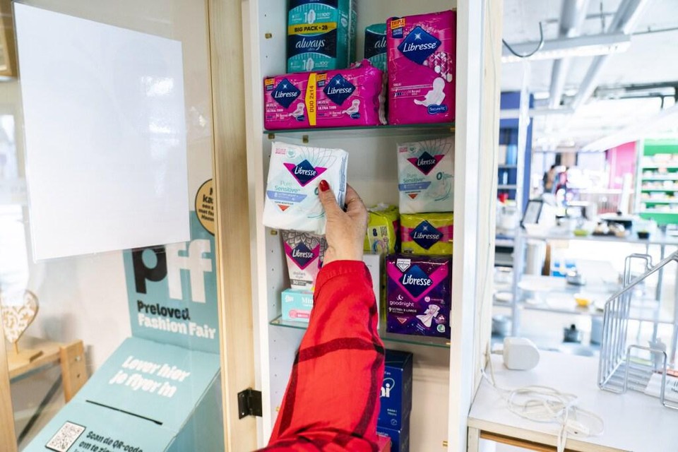 De gratis menstruatieproducten zijn te vinden in een kast.