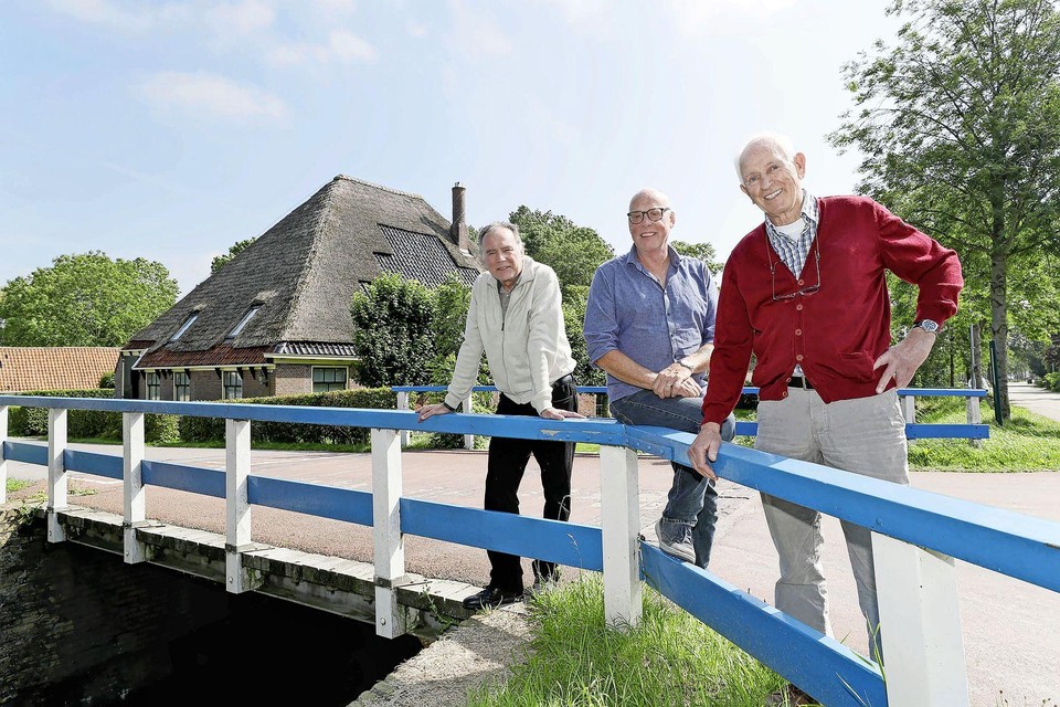 Bij de Blauwe Brug in het dorp. Vanaf links: Schaerlaeckens, Van Zwam en Hosmus.