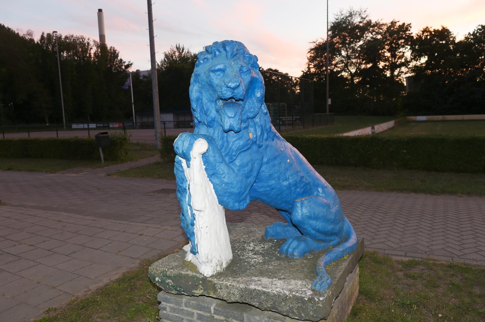 De blauwe leeuw siert het complex.