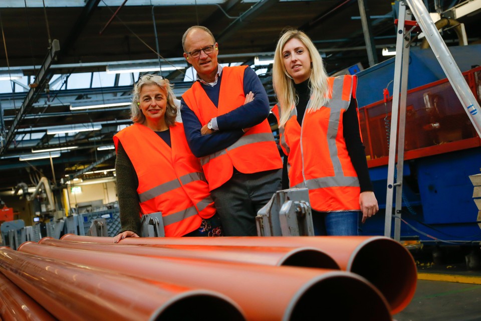 Ingrid Mol (l), Mark van Loon en Lisa Reus op de fabrieksvloer van Pipelife.