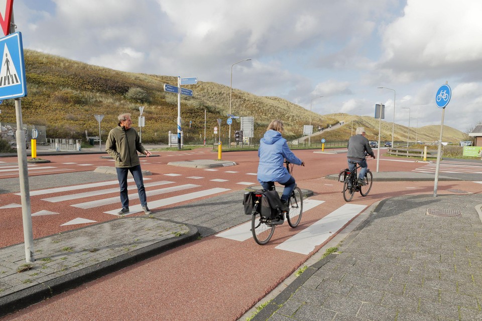 Cees Hoep van de Dorpsraad op het gevaarlijke kruispunt. Vooral fietsers zijn er volgens hem vaak de kluts kwijt.