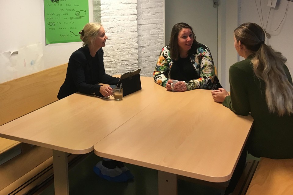 Pedagogisch directeur Gaby Alberts (midden) in gesprek met operationeel directeur Yvonne Bakker (links) en locatiemanager Maaike te Paske.