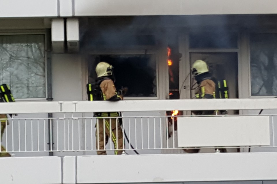 In Zaandam woedt brand in een flat.