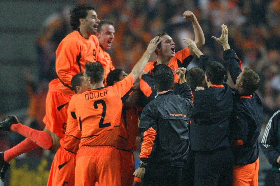 De ontlading bij de spelers is groot na de 1-0 van Wesley Sneijder (midden).