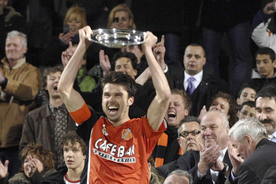 De titel is binnen: aanvoerder Mathieu Boots toont de kampioensschaal in 2008.