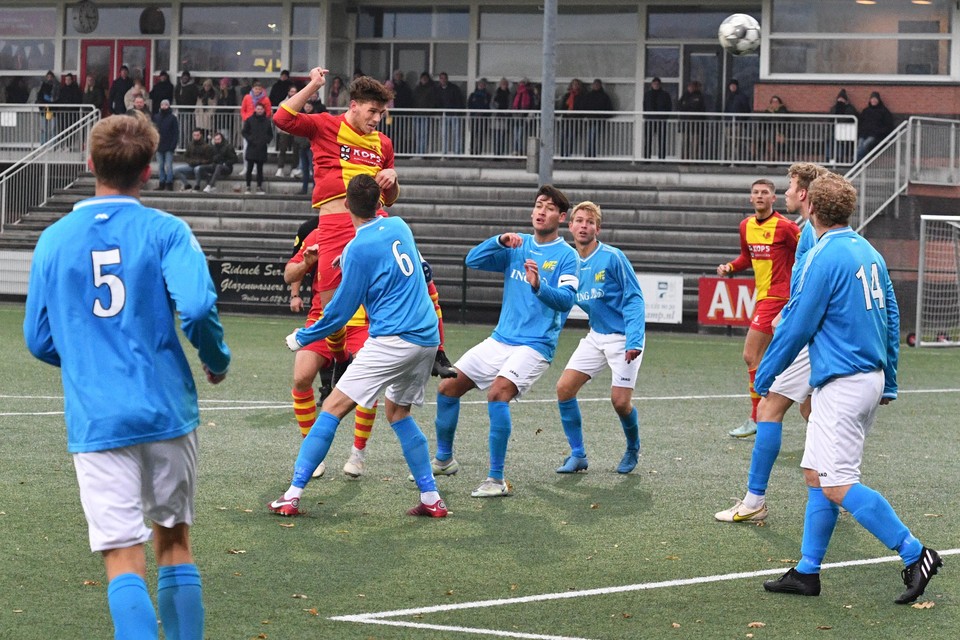 HSV-spits Jelle Stam kopt de bal over het doel van Westfriezen.