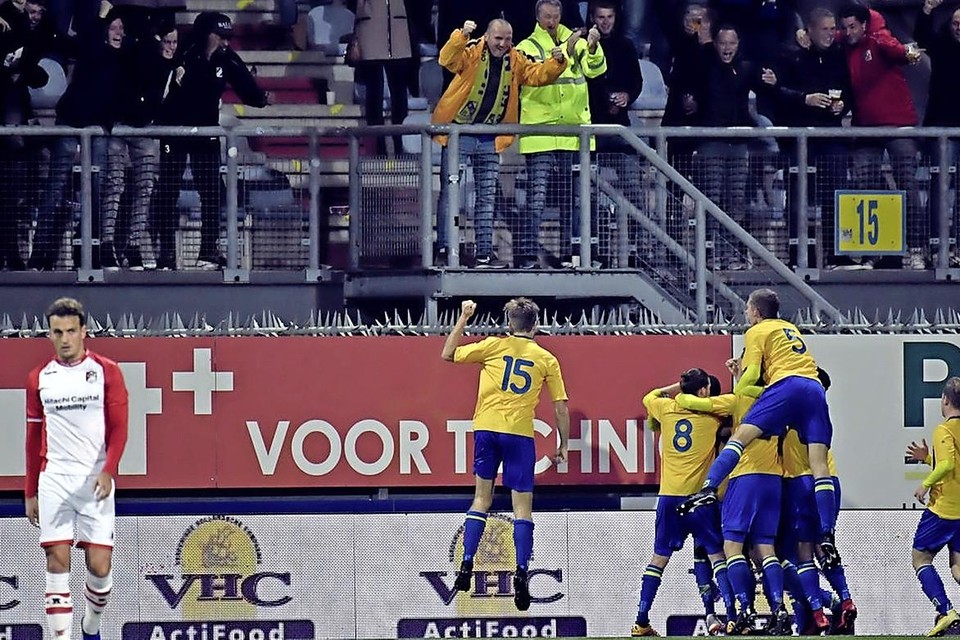 De spelers van Odin’59 vieren met de meegereisde supporters de 1-1 van Ahmed al Mahdi tegen FC Emmen: het begin van een Heemskerks bekersprookje.