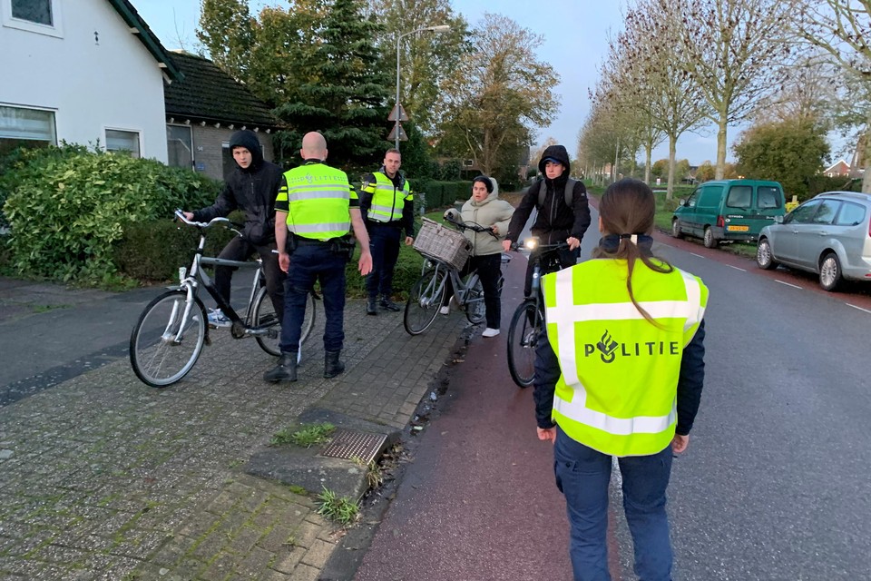 Op weg naar school lopen de eerste scholieren in Berkhout tegen de controle aan.