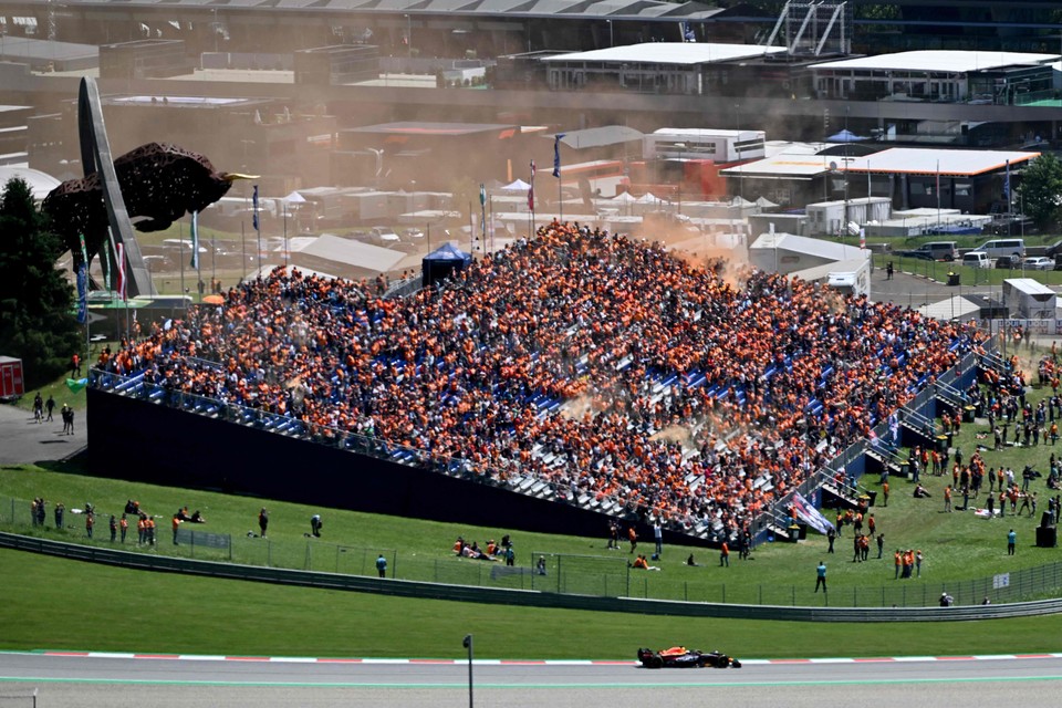 De tribunes in Spielberg kleuren Oranje. Zeker 50.000 Nederlandse fans van Max Verstappen zijn naar Oostenrijk gekomen.