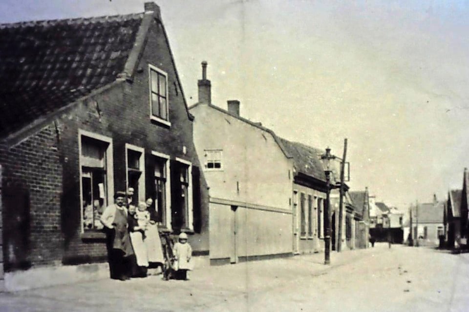 De Wachtstraat in de Ouwe Helder. De huizen zijn in de oorlog gesloopt, net als de rest van de woningen in de dichtbevolkte wijk onderaan de dijk.