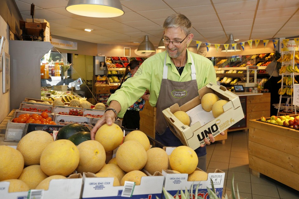Sinds de coronamaatregelen zijn versoepeld, ziet John Bes van de gelijknamige fruit- en groentehandel in Nieuwe Niedorp dat de verkoop weer ’een beetje normaal’ wordt.