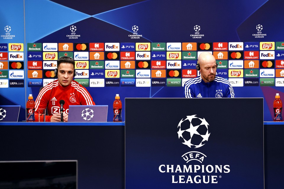 Antony en Erik ten Hag tijdens de persconferentie voorafgaand aan de Champions League wedstrijd tegen Sporting CP.
