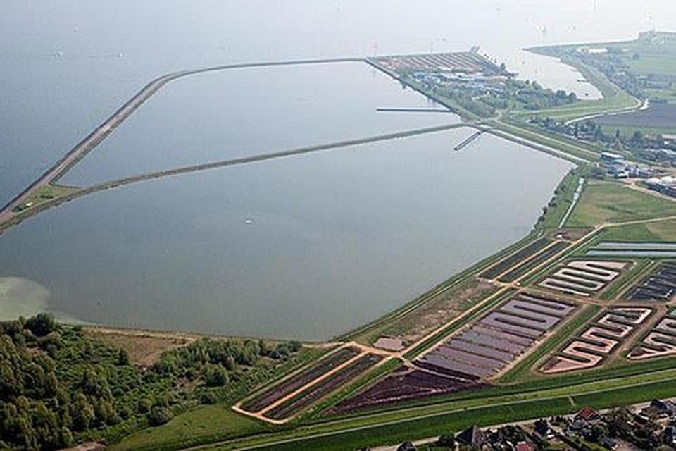 Het huidige spaarbekken van het PWN voor de kust van Andijk.