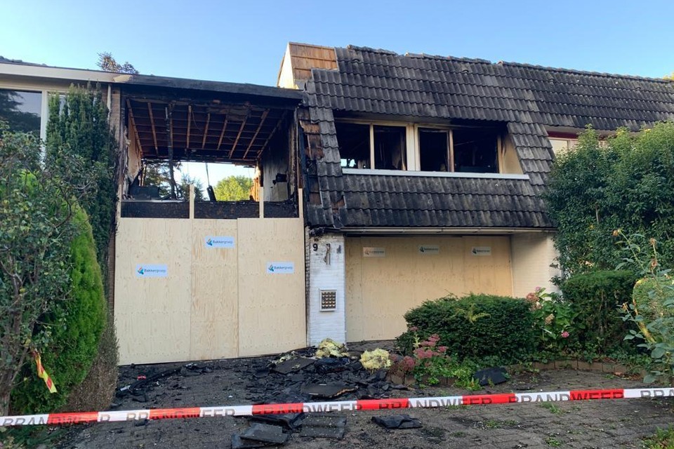 Het huis in Andijk dat vrijdagavond door brand werd getroffen is dichtgespijkerd.