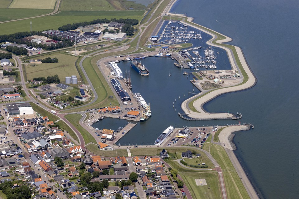Een luchtopname van de haven en het dorp van Oudeschild op het eiland Texel.