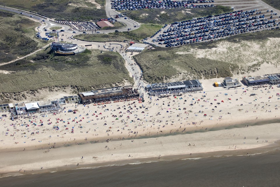 Een stranddag in Castricum. Vlnr Deining, Zoomers, Zeezicht en Club Zand.