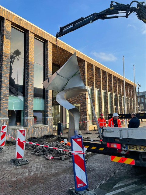 Het beeld de Reiger werd in december 2021 weer op het Raadhuisplein in Hoogkarspel geplaatst.