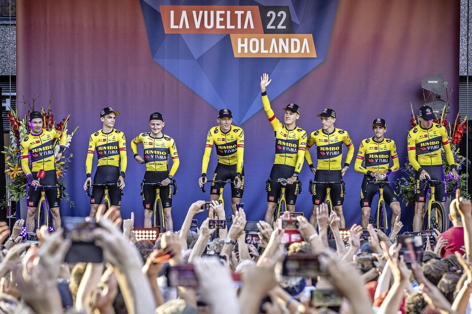 De presentatie van de Jumo - Visma wielerploeg tijdens de ploegenpresentatie van La Vuelta in Utrecht.