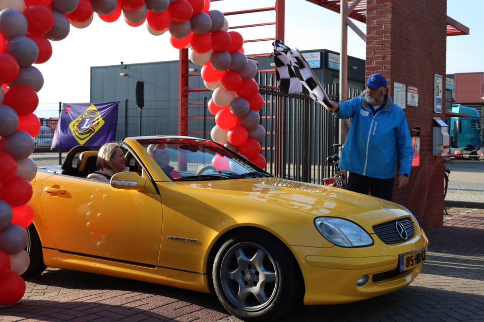 Hans Broekmeulen vlagt een Mercedes cabriolet af tijdens de vorige rally.